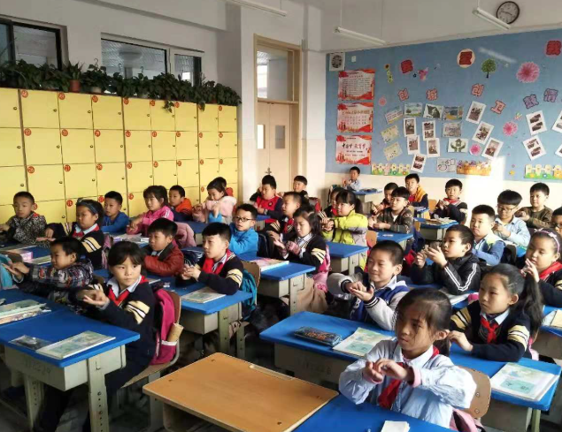 学校试点覆盖学生引导教育回归育人本源