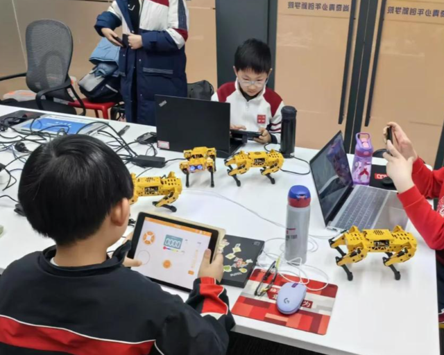 而在智慧教育体会区里学生们围在智能阅卷体系和单词PK 而在智慧教育体会区里学生们围在智能阅卷体系和单词PK