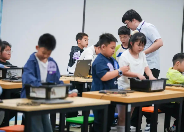 校园全面开放中心讲堂每一间教室都是实在产生的“学习场” 校园全面开放中心讲堂每一间教室都是实在产生的“学习场”